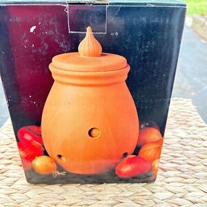 Boston Warehouse Terra Cotta Onion Cellar Storage Jar with Lid and Vents New
